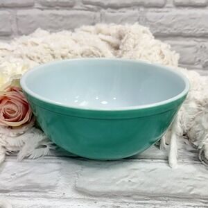 Vtg Pyrex Green Milk Glass Primary Mixing Bowl 2 1/2 Qt. # 403 Green PYREX Bowl